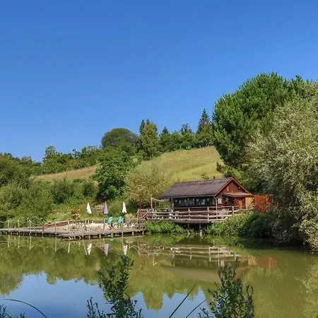 La Sur L'étang Des Sources