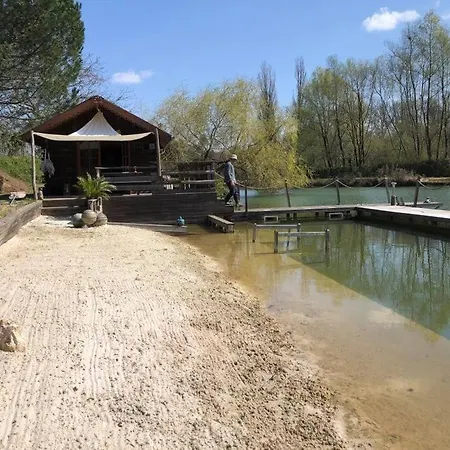 La Sur L'étang Des Sources *