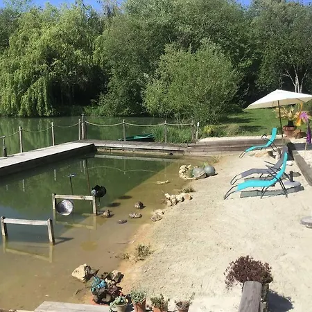 La Sur L'étang Des Sources