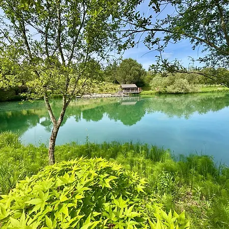 La Sur L'étang Des Sources *