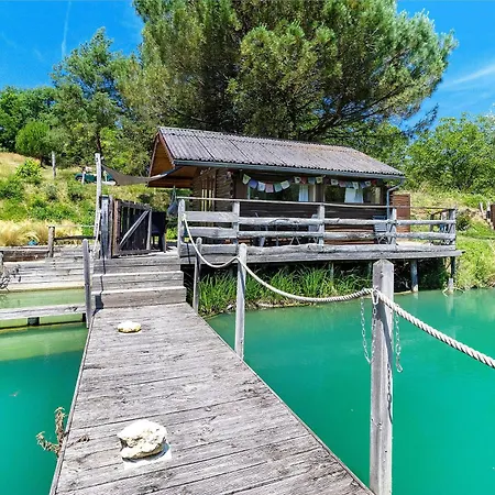 La Sur L'etang Des Sources *