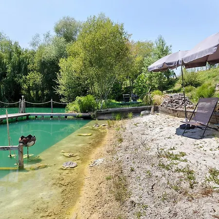 La Sur L'etang Des Sources Veyrines-de-Domme